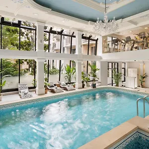 Hotel Queen's Court & Budapeste